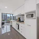 South Bank With Views, Study & Park Apartment