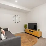 Floor With Gorgeous Views, King Bed, Pool & Gym