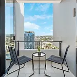Floor With Gorgeous Views, King Bed, Pool & Gym Apartment *