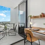 Floor With Gorgeous Views, King Bed, Pool & Gym Apartment Brisbane