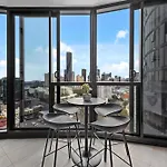 Stylish Valley Pad With City Views, Huge Gym & Park