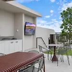 Skyline N Rooftop Pool 2Br Modern Stay Near Cbd