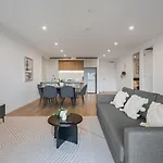 Skyline N Rooftop Pool 2Br Modern Stay Near Cbd