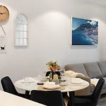 Luxurious 2br W River View *