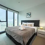 Stunning 1Br River View Retreat In Cbd\'S Heart