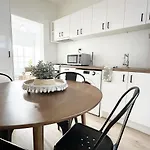 La Pague - Near Cbd - Parking - 2 Bedroom Retreat