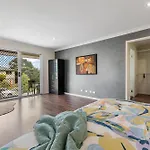 5Br Family Home - Ev Car Point At Home, 2 Master Suites - Near Sunnybank, Qeii, Qsac And Griffith Uni