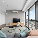 Altitude 2br - Stunning Views, Pool & Parking Apartment