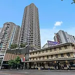 Spire - Stylish 2Br Apt - Pool, Parking & Views