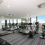 Apartment Spire - Stylish 2br - Pool, Parking & Views *