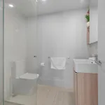 Spire - Stylish 2br - Pool, Parking & Views