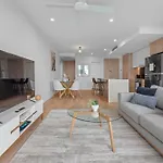 Spire - Stylish 2br - Pool, Parking & Views *