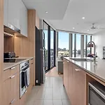 Spire - Stylish 2br - Pool, Parking & Views Apartment *