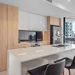 Spire - Stylish 2br - Pool, Parking & Views Brisbane