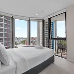 Apartment Spire - Stylish 2br - Pool, Parking & Views