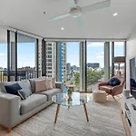 Apartment Spire - Stylish 2br - Pool, Parking & Views *
