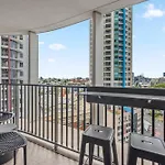 Spire - Stylish 2br - Pool, Parking & Views *