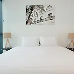 Chic 2-Bed Apt With Views & Pool At Queens Wharf