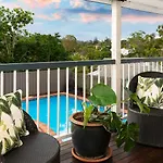 The Indooroopilly Queenslander - 4 Bedroom Family Home - Private Pool - Wifi - Netflix