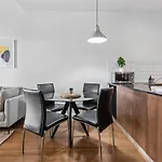 Hipster Loft - 1bed-study-1bath-balconies-1car Apartment *