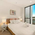 2Br West End Apt With Parking Walk To Convention Ctr