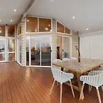 A/c Throughout In Brisbane's Trendiest Suburb Holiday home Brisbane