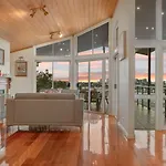 A/c Throughout In Brisbane's Trendiest Suburb Holiday home