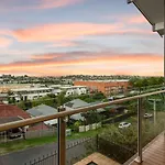A/c Throughout In Brisbane's Trendiest Suburb Holiday home *