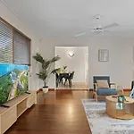 Family Friendly 4Br Home Near Shops And Parks