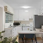 Family Friendly 4Br Home Near Shops And Parks