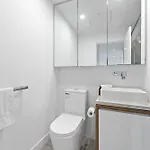 Stylish Valley With Pool, Huge Gym And Study Desk! * Brisbane