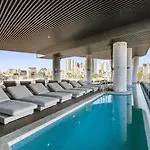 Stylish Valley With Pool, Huge Gym And Study Desk! * Brisbane