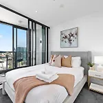 Apartment Stylish Valley With Pool, Huge Gym And Study Desk!