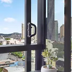 Stylish Valley With Pool, Huge Gym And Study Desk! Brisbane