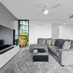Central Apt Close To Hospital With Pool And Car Park!