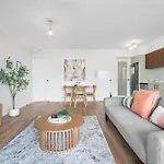 Bright Apt With Car Park - 200M From Main Hub