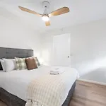 Bright Apt With Car Park - 200M From Main Hub