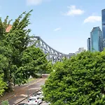 Bright Apt With Car Park - 200M From Main Hub
