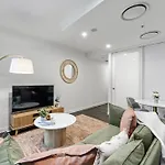 Bright And Cozy 2br With Pool, Gym And Parking! Apartment