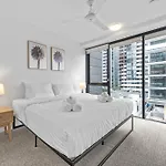Stylish Fish Lane Apt With Roof Pool, Car Park And Gym