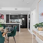 Stylish Fish Lane Apt With Roof Pool, Car Park And Gym