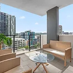 Spacious 2Br Apt On Fish Lane With Pool And Parking!