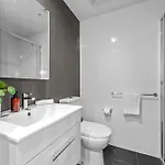 Spacious 2Br Apt On Fish Lane With Pool And Parking! *