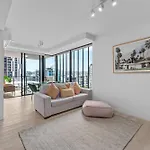Spacious 2Br Apt On Fish Lane With Pool And Parking! Apartment