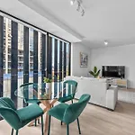 Apartment Spacious 2Br Apt On Fish Lane With Pool And Parking! *