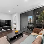 City View Apt With Balcony, King Bed, Parking & Gym