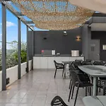 Boho Retreat Apartment - Walk To Gabba Stadium - Free Parking