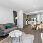 Spacious 2b2b With Free Parking And Rooftop Pool Apartment *