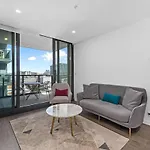 Apartment Spacious 2b2b With Free Parking And Rooftop Pool