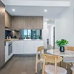 Spacious 2b2b With Free Parking And Rooftop Pool Apartment